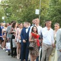 Neobičan trenutak na maturskoj večeri! Dečko maturantkinje Milice pred svima uradio nešto nesvakidašnje: Svi gledali u…