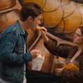Romantična komedija u koju je umešana i Tejlor Svift danas stiže na Netfliks, a kritika ju je već pokopala: "Nisi Tom Henks"…