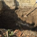 Hapšenje zbog teškog ubistva u Rumi: Mučili i likvidirali muškarca (40), pa ga zakopali u dvorištu