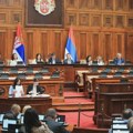Opozicija kritikuje vlast u Skupštini: Razoružava se Srbija, a naoružavaju kriminalci, Zakon roditelj-negovatelj lažan