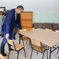 Vučić najavio: U Rašku stižu milioni za puteve, cilj je i novi investitor; Obišao radove na OŠ "Raška"