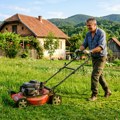 Kamenčići sa trimera napravili štetu na automobilu: Firma koja je kosila travu mora da plati veliku odštetu