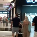 Uhvatili smo Deu Đurđević sa mužem i bebom: Evo gde provode vreme i ko im pravi društvo (foto)
