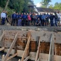 Meštani tri sela uređuju dvorište crkve