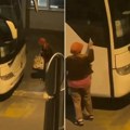 Šok snimak iz Beograda: "baba vandal, sram je bilo!" Stavila šeširić, pa se po mraku prišunjala i izgrebala autobus