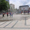 Odigrali tradicionalni maturski ples i kolo u centru Niša, pa pravac u fontanu (video)