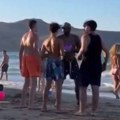 VIDEO Dok „Drim tim“ deli lekcije po Parizu, Kajri Irving snimljen na plaži u Grčkoj kako pokazuje fore klincima