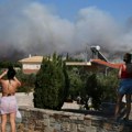 Grčka u plamenu Velika borba sa požarom na Peloponezu, vatra se brzo širi zahvaljujući jakom vetru