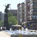 Obezbeđenje metaldetektorom pretresa odbornike pred sednicu Skupštine grada Kruševca