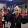 Leskovčani poručili policiji: „I mi snimamo vas!“ – protest podrške Dijani Hrki ispred SNS-a
