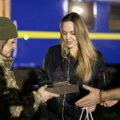 Anđelina Džoli obišla prve linije fronta Sada Ukrajinci prodaju wc šolju na kojoj je sedela, cena je pravi šok!
