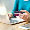 Kupovina karticama na internetu u dinarima premašila vrednost od pola milijarde evra