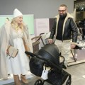 Saša Kapor ušao nasmejan u porodilište: Pevač došao po Nikolinu i sina Simeona, doneo ogromnu kesu poklona