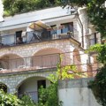 Vila na tri sprata nasred brda: U kuću Dragana Džajića na moru svi gledaju: Sa terase puca pogled pravo na more, a okolo…