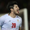Zbog fotografije sa neprijateljem izbačen iz reprezentacije! Potez najboljeg strelca Irana razbesneo vlast, usledila žestoka…