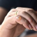 Šta raditi sa plikom - bušiti ga ili ne: Uputstva dermatologa za bezbedno tretiranje u zavisnosti od vrste i načina nastanka