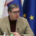 Pesma o njemu, portreti, sat od osam miliona: Koje je sve poklone prošle godine dobijao Aleksandar Vučić