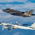 Drama na nebu: Ruski avioni izbacili uređaje blizu britanskog nosača aviona, hitno dignuti F-35