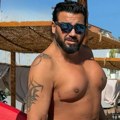 Folker ugradio silikone u grudi, pa pokazao rezultat Skinuo se na plaži, komentari pljušte: Vidljivi rezovi, a evo koliko…