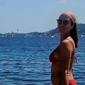 Skinula se poznata srpkinja (45): Zavodi na plaži u vatreno crvenom bikiniju, okrenula leđa kameri, pa izazvala lavinu…