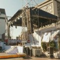 Pred skup SNS u Nišu: Bina na istom mestu, iako su inspektori naložili uklanjanje - skraćeni časovi u dve škole blizu mitinga…