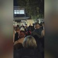 Meštani Kačareva ne daju grupi mladića da izađe iz sale, provocirali ispred biračkog mesta