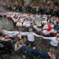 Muški ples, bubnjevi i ledena reka: Evo kako se u Bugarskoj obeležava Bogojavljenje