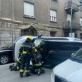 Ovako izgleda prevrnuti automobil: Prvi snimci haosa u centru Beograda: Vozač se zakucao u dva parkirana vozila, pa ostao…