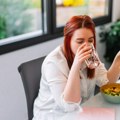 Način na koji jedemo utiče na mršavljenje: Doktor Mozli otkriva trik sa vodom koji pomaže