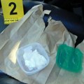 Umesto punjenih paprika, u kutiju spakovao kilu i po kokaina Diler iz Prokuplja zaustavljen u svom automobilu (foto)