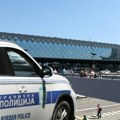 Nemica napravila haos na aerodromu "Nikola Tesla": Bacala kolica za prtljag, uništila policijska kola!