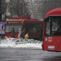 Veliki led na putu kod skretanja za Medak 3 izazvao haos, vozilo gradskog prevoza proklizalo (foto)