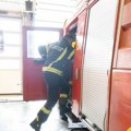 (Video) Bukti požar u stambenoj zgradi! Drama u Užicu: Gori stan na poslednjem spratu, vatrogasci na licu mesta
