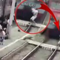 Napad u vozu Muškarac sekirom nasrnuo na putnika