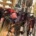 Uhvatila se za tigrasti bikini: Aneli Ahmić u kupovini, bira kupaći: Evo u čeme će goreti ovog leta