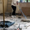 Реновирали стан, а када су под дигли остали су запањени "Били су закопани на 40 центиметара"