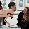 Bizarna instalacija na Art Basel izložbi u Majamiju: Psi roboti sa likovima Maska, Bezosa, Zakerberga... (FOTO)