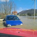 (Foto) Drama kod Požege: Zapadna Morava se izlila, vozilo zaglavljeno u poplavi, vatrogasci izvlačili putnike