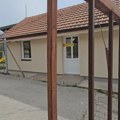 Petković: Table sa obeležjima prištinskih institucija na ambulantama bez saglasnosti Srba
