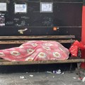 U centru Niša beskućnici spavaju na klupama, nadležni tvrde da im pomažu