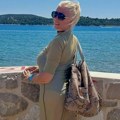 Bivša supruga našeg voditelja pobegla od gradske vreve: Baškari se na moru i pozira u providnoj haljini