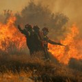 Veliki požar u skladištu drvne građe na Kritu, širi se ka kućama
