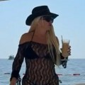 (Video) Crni šešir i čipka preko bikinija Uhvatili smo Daru Bubamaru na skrivenoj plaži u Crnoj Gori, evo kako se ponaša kada…