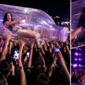 (Video) Kejti Peri zarobljena u boci! Scenski trik prerastao u napad panike: fanovi pogrešno shvatili zadatak!