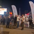 (VIDEO) Incident kod Futoške pijace, kandidat SNS Vukašin Đoković pokušao da otme zastavu „Studenti pobeđuju“