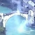 Snimak skrivan tri decenije – Hrvati navijaju dok ruše Stari most u Mostaru
