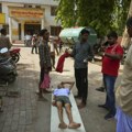 U toplotnom talasu u Indiji 166 mrtvih, pacijente rashlađuju mahanjem knjigama