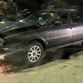 Dvojica tinejdžera povređena: Nakon sudara dva automobila u Čačku jedan se zakucao u banderu (foto)