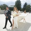 Na šlepu od venčanice piše "Volim te": Oženio se Aca Sofronijević, mlada Kosana kao iz modnih časopisa, rukavi u obliku…