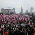 Više desetina hiljada pristalica poljske desnice prodefilovalo kroz Varšavu (FOTO)